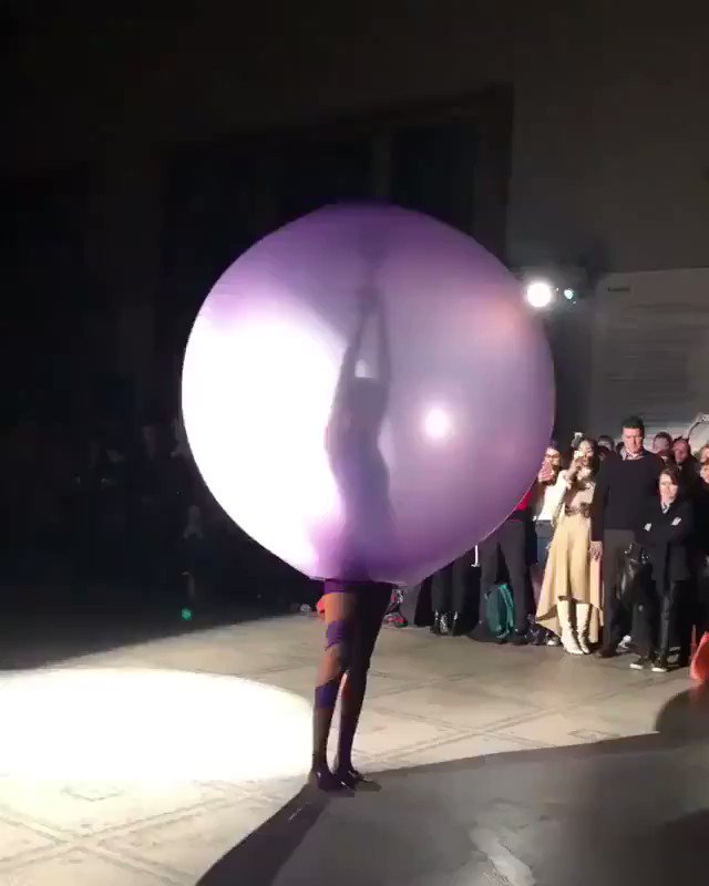 風船の中に人がいるかと思いきや、ドレスになったwww