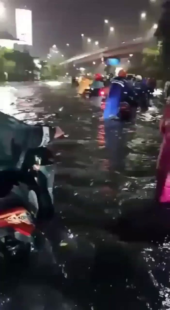 ISKANDAR FAUZI (@iskandar__fauzi) on Twitter photo 2020-02-03 07:05:07 Surabaya lg wisata banjir,semua cebong terdiam Krn lg menikmati nikmatnya berenang dengan adanya banjir. Belajarlah sama pak Anies Klau soal mengatasi banjir jangan asyik menyalahkan sana sini. pejabat2 disurabaya Klau datang banjir terus lari kejakarta. Sayangilah wargamu bos.. Surabaya lg wisata banjir,semua cebong terdiam Krn lg menikmati nikmatnya berenang dengan adanya banjir. Belajarlah sama pak Anies Klau soal mengatasi banjir jangan asyik menyalahkan sana sini. pejabat2 disurabaya Klau datang banjir terus lari kejakarta. Sayangilah wargamu bos..