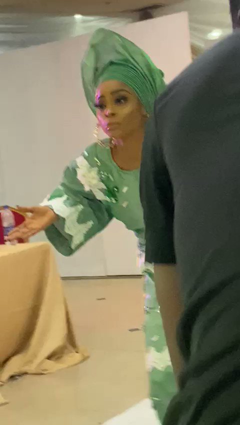 Oboi see #Marlian wife 🤣🤣🤣🔥🔥🔥🔥
Wait till the end ❤️❤️❤️❤️❤️
What will you do if your wife dance like this on your wedding day?
(#Rema Walcott Teni Lagos Keke Mo Sallah #February1st )