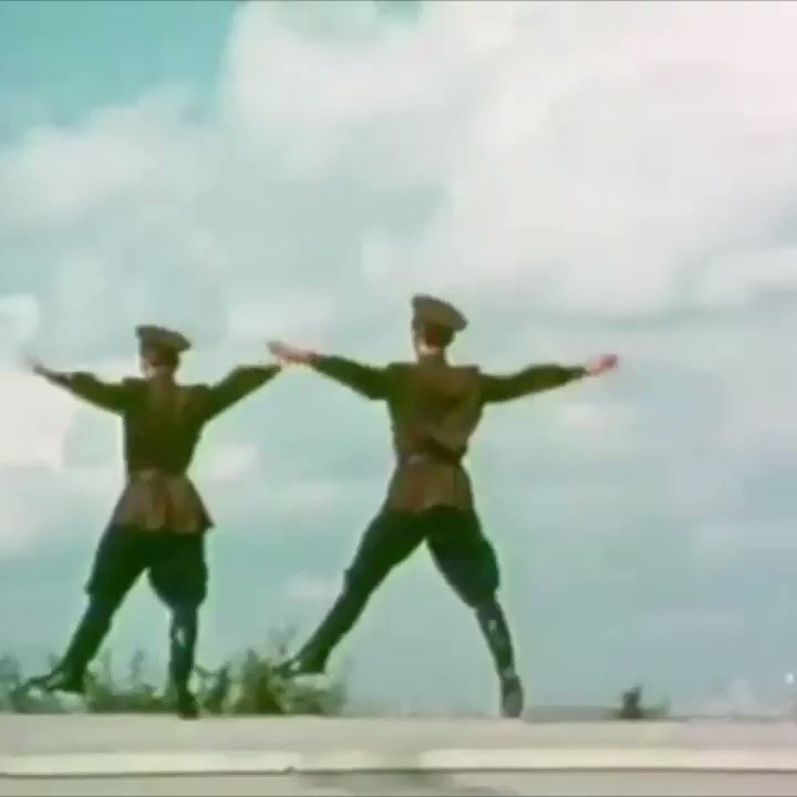 Песня танцующего солдата. Два танцующих солдата. Советские солдаты танцуют гиф. Пляс солдат танцы.