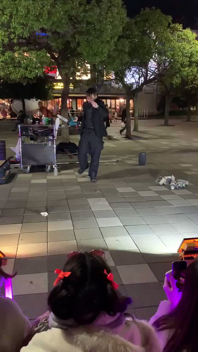 和田どん 海浜幕張の駅前の大道芸人のお兄さん ポールさん トークめっちゃ上手いしマジックめちゃめちゃ凄い 周りに沢山いるのは幕張メッセのライブ帰りの方々