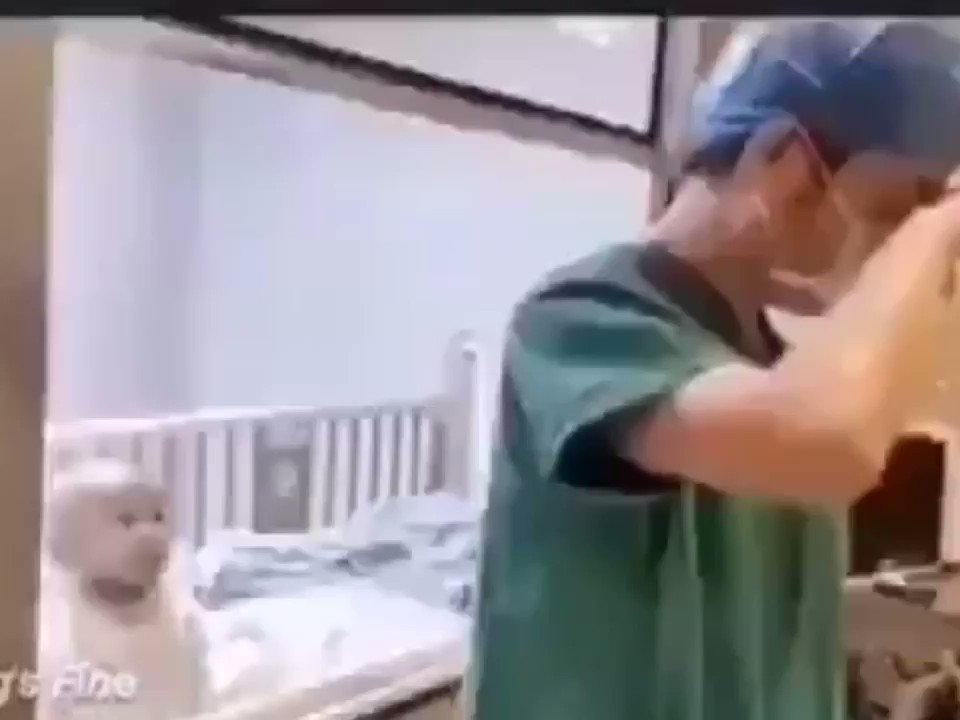Vuhan'da #coronavirus bulaşmış bir bebek, doktordan kendisini kucağına almasını istiyor. Dünyanın en acı 15 saniyesi yaşanıyor.😭