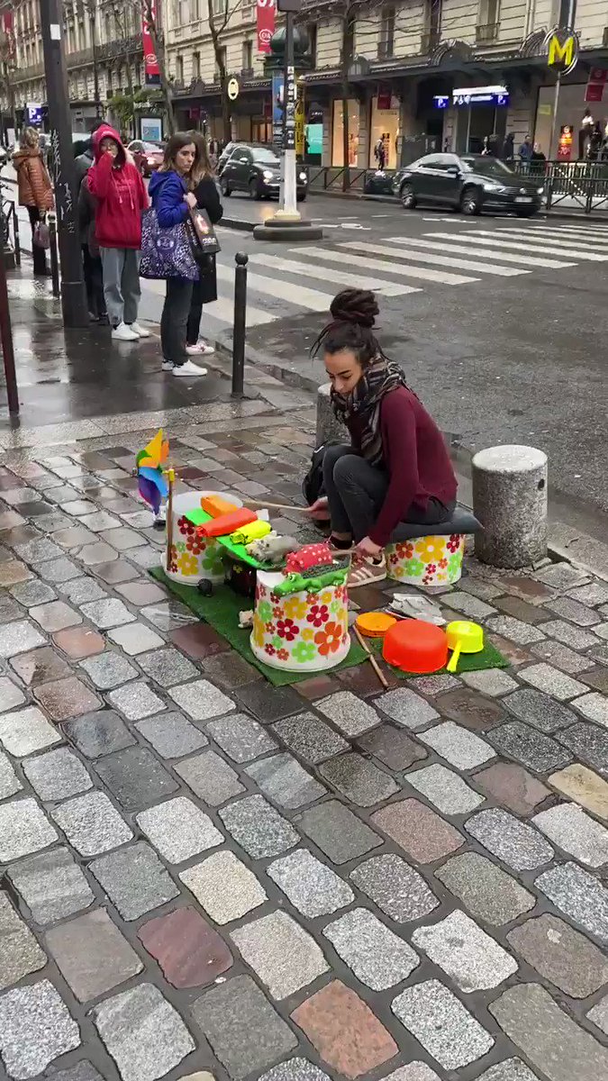 凄い！パリの街角で見かけた天才！リズム感抜群でブタさんカバさんワニさんの使い方が上手ｗｗ
