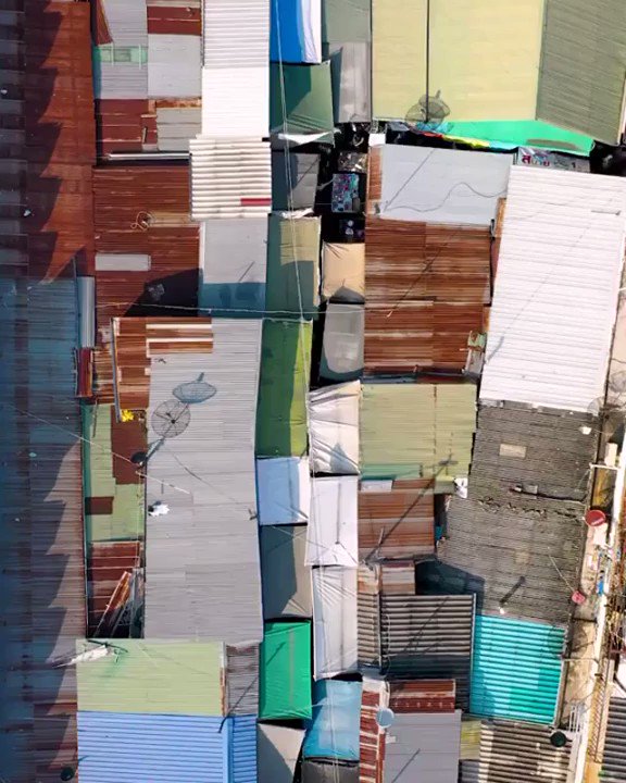 Train rolling through Maeklong Railway Market, Bangkok. Six times a day the market adjusts itself and encapsulates the train as it passes. Awnings are pulled back, fruit and vegetable baskets shifted just enough not to be sliced by the wheels. https://t.co/38BKzguww2