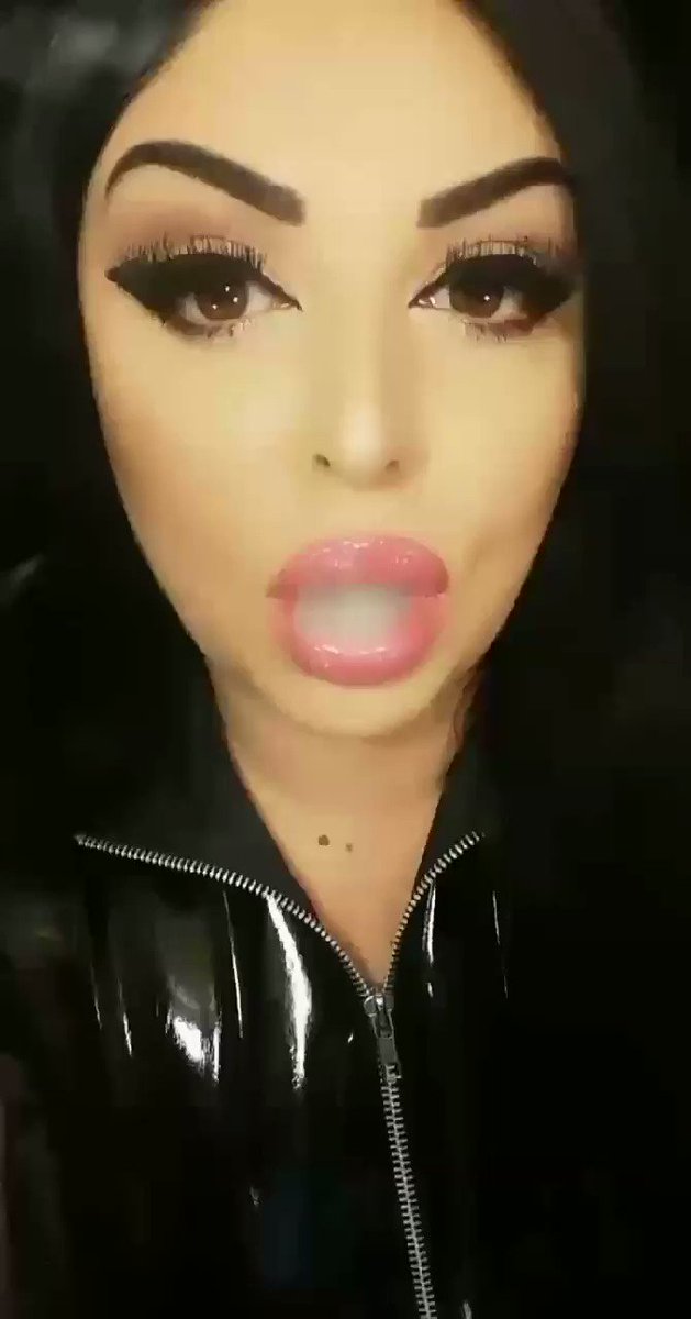 Model - Glossy Miss lips