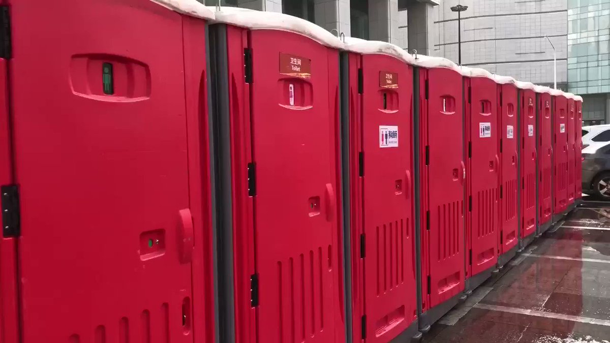 探访正在紧张施工的~方舱医院,当地医生说,这更像是战地医院或者是临时避难所。传染病疑似病人在这里集中居住,如何避免交叉感染,是个必须严肃对待的问题!