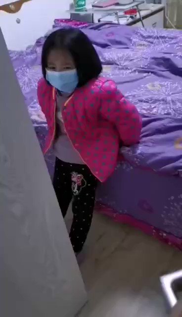 Jacob🇨🇦🇺🇸 - 救救孩子！太可怜了🥺  小女孩看上去只有四五岁，父母都感染Coronavirus被带走了...