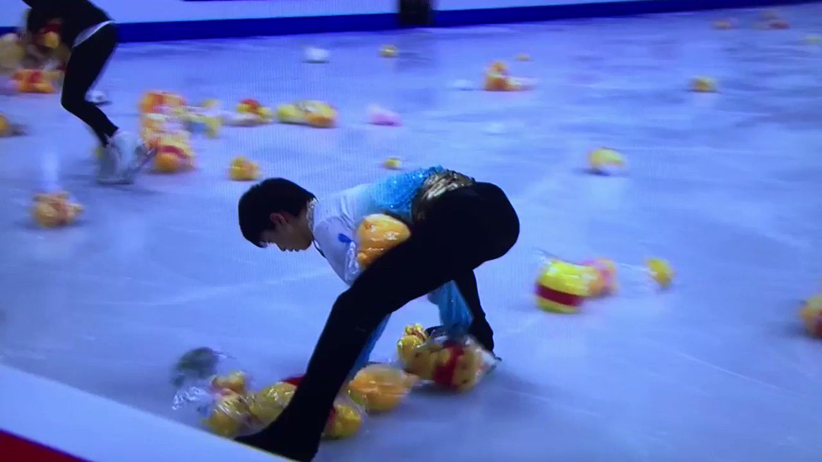 羽生結弦選手、自らプーさん回収機となる姿に賞賛の声！
