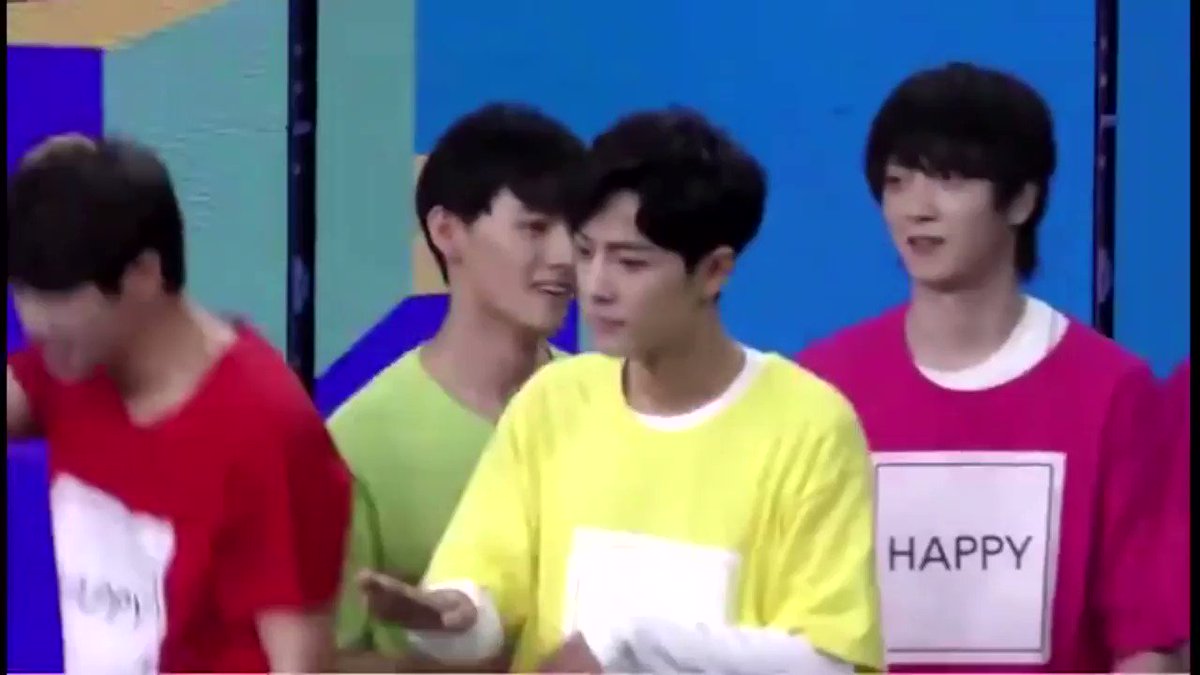 อารมณ์ดีอยู่ดีๆ พอสร้อยบาดคอเท่านั้นแหละ .. ความรักก็มาเลย แสดงออกชัด~ คิ้กค้ากกกกกกก อะ เป็นเมิงสลับอารมณ์ยังไง เพื่อนเจ็บขนาดนี้ ก็ต้องห่วงใช่มะ อย่าคิดมากกกกก เพื่อนกัน มิตรภาพล้วนๆ ห่วงจนเอามือชี้คอ ชี้คอ ขยี้ๆๆๆ // กุชงอะ ชงเข้มๆ ป๋อจ้านไม่โกรธหรอกกกกก ชอบแน่ๆ กุว่า 5555555