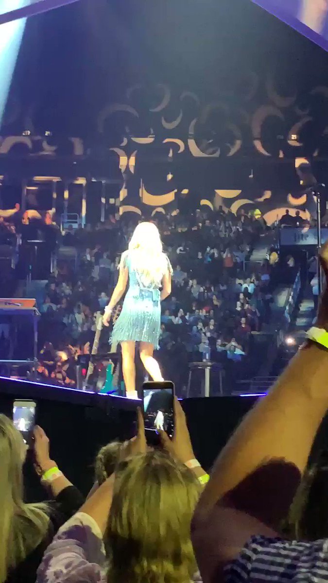 Remember that time @carrieunderwood slayed the hell out of us with the glory notes in Aerosmith’s Dream On in Kansas City? It was the best thing ever!!!! 🔥🔥🔥❤️#CryPrettyTour360