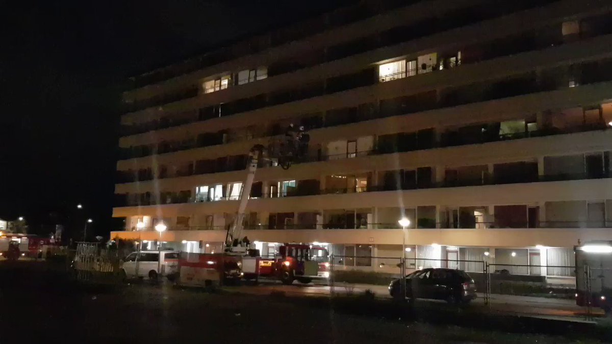 De hulpdiensten die in grote getale aanwezig zijn evacueren laag voor laag de bewoners uit zorgflat De Keersluis aan de Harm Smeengekade --&gt;..