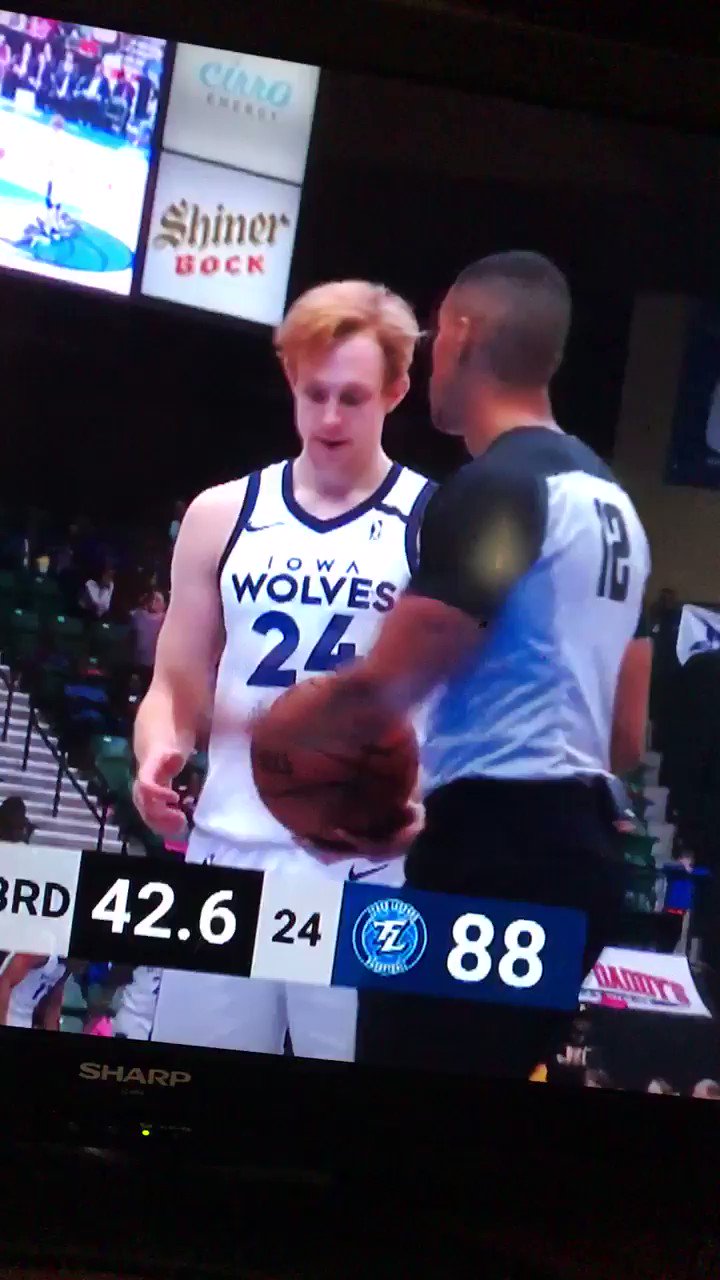 上鈴木 兄 着るbeer 俺達のnba 1月後半編の兄弟選手でも言及したリック バリーの四男 キャニオン バリーが馬場君とマッチアップしたりしてる キャニオンは3x3アメリカ代表でw杯金メダル獲得してたりなんすね コールアップされてnbaで下手投げft見