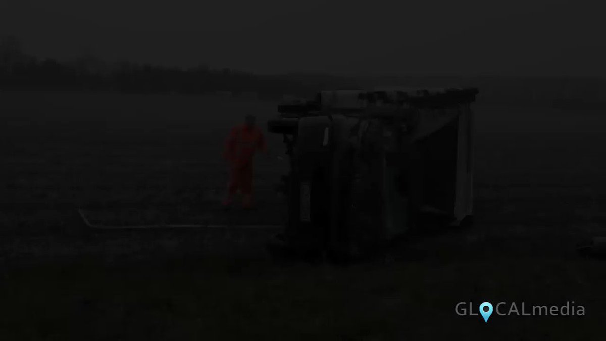 WIERINGERWAARD - Op de Nieuwesluizerweg vlak buiten Slootdorp is een Poolse vrachtwagen gecrasht.