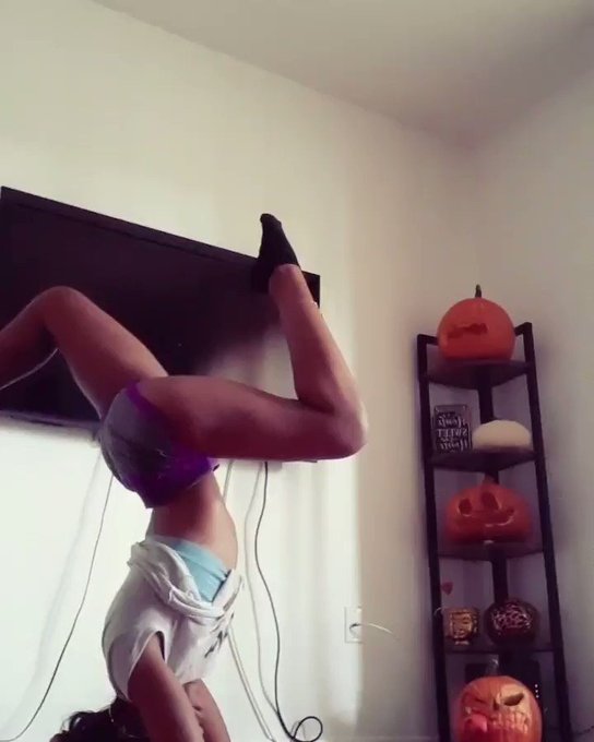 In case yall didn't know I'm a yogi🧘&zwj;♀️ stay tuned and next time I'll be wearing wayyyy less 😋😜😜 https://t