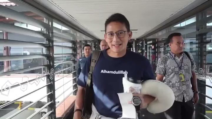 Setelah transit di Makassar, akhirnya tiba juga di Kendari. Dari atas pesawat kita melihat indahnya dan kayanya alam di Sulawesi Tenggara. Semoga ini membawa berkah untuk masyarakat sekitar dalam menggerakkan ekonomi dan membuka luas lapangan kerja.