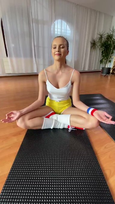 many people ask how I get my boobs... this is the way 🤓🤓 @SEXYHubOfficial https://t.co/fcRWG5zF5N