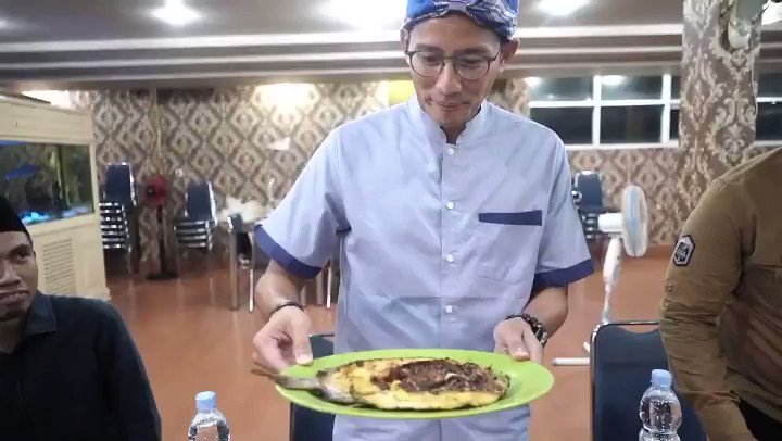 Ini bener-bener mak nyus.. setelah seharian berkegiatan, saya pun tidak lupa menyantap kuliner khas Sulawesi Tenggara RM Teluk Kendari. Saya mencoba ikan baronang dan ikan parende. Katanya, ikan parende terenak memang adanya di Kendari.