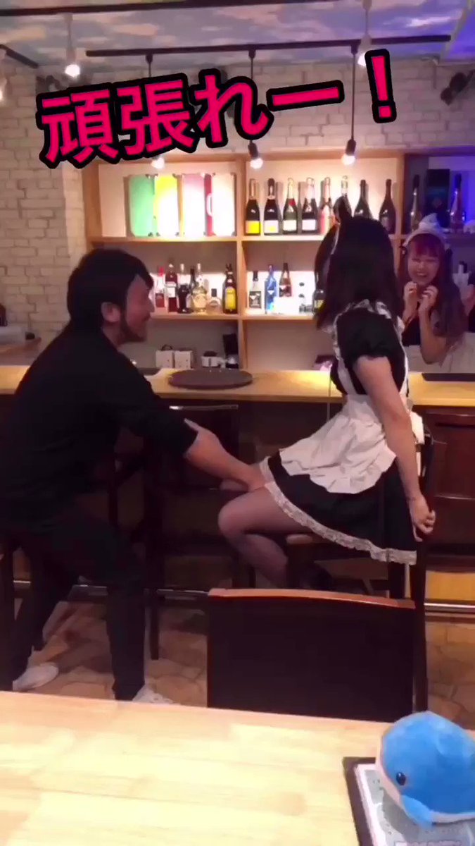 鮭を生むメイド？オカマが頑張って取り出してるwww