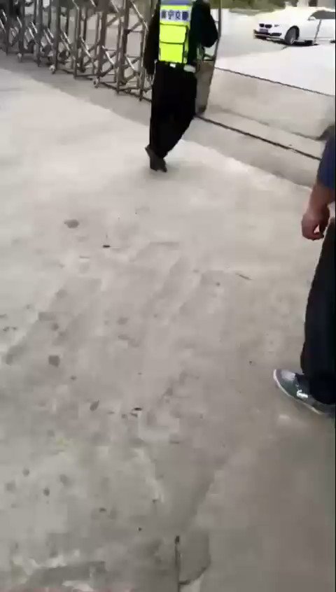 検問突破された結果？車が柵と一緒に逃げてったwww