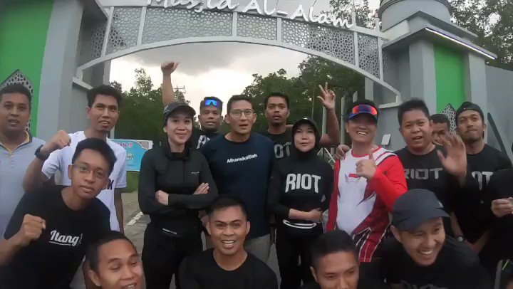 Tadi pagi sebelum pulang ke Jakarta, saya menyempatkan lari bersama komunitas RIOT (Run Is Our Therapy). Melewati lintasan yang sangat cantik di tengah laut.