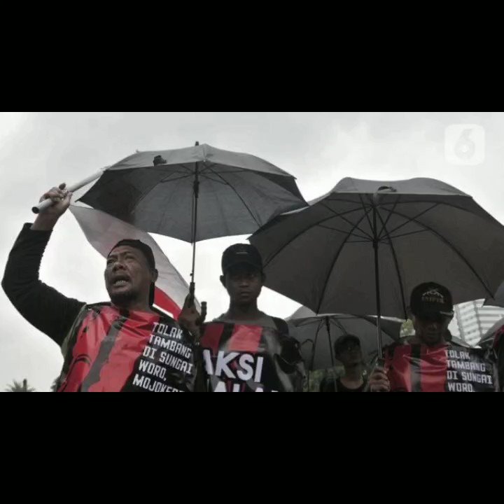 Tampaknya @KhofifahIP - @EmilDardak tak peduli dg tuntutan warga ini. Akhirnya, mereka ke Jakarta, dg berjalan kaki selama 8 hari. Berharap bisa bertemu @jokowi utk menyampaikan tuntutan mereka https://youtu.be/wqGjvjLN98M @Dandhy_Laksono @BersihkanID