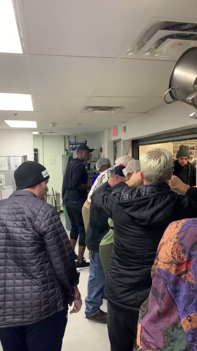LMM (@LMMCleveland) on Twitter photo 2020-02-12 15:35:52 Dinner is served at the Men’s Shelter! Chef Oakley is out here running the kitchen! Thank you to @CharlesOakley34 and to all of our volunteers for prepping these meals tonight ❤️🙏🏻 #OakOutHunger #WeAreLMM @CharlesOakleyF1 @PlayrobinhoodUS Dinner is served at the Men’s Shelter! Chef Oakley is out here running the kitchen! Thank you to @CharlesOakley34 and to all of our volunteers for prepping these meals tonight ❤️🙏🏻 #OakOutHunger #WeAreLMM @CharlesOakleyF1 @PlayrobinhoodUS