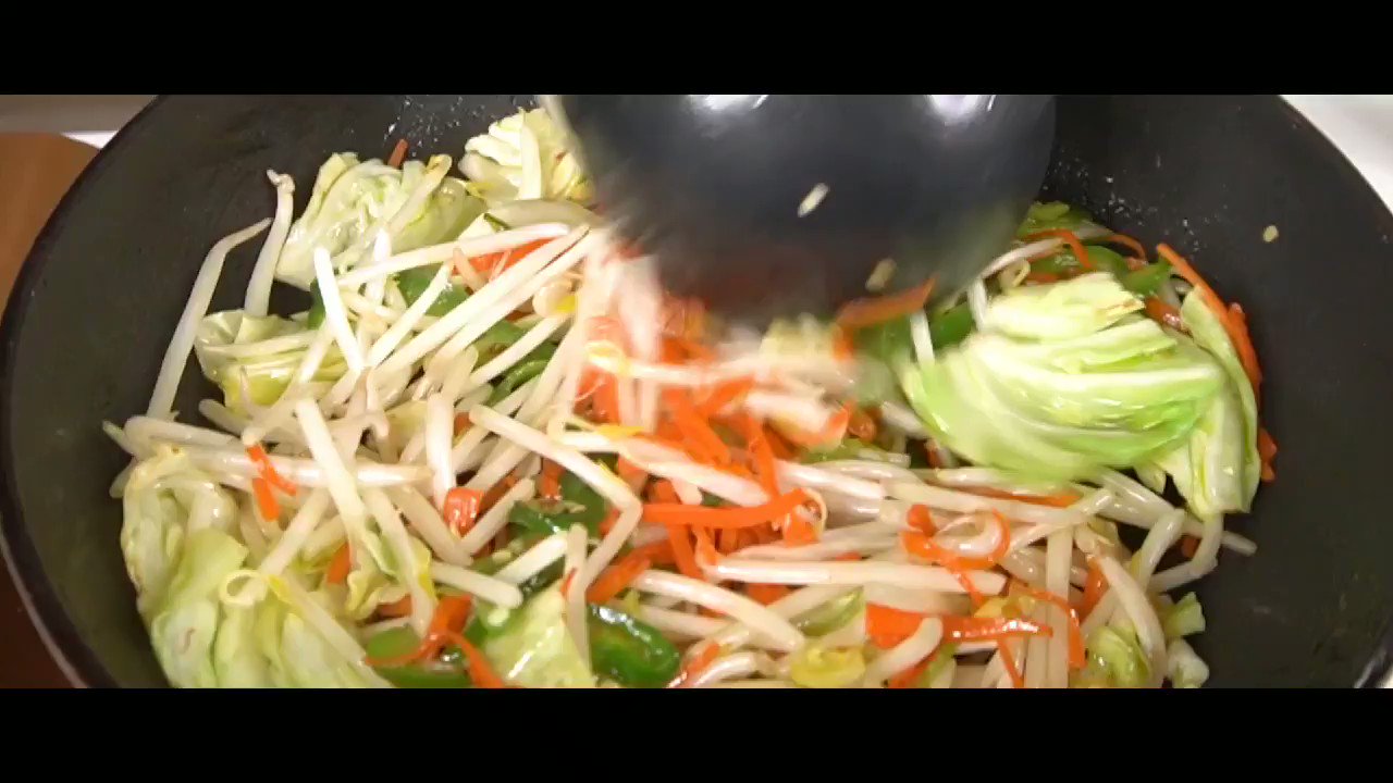 リュウジ@料理のおにいさんバズレシピ On Twitter: "最高に旨い野菜炒めのコツは多目の油と炒める順番です 『至高の野菜炒め』 油大1半を中火にかけ温め、人参千切り50G、ピーマン千切り50G入れ、1分半ほど炒め、キャベツ100G、塩小1/3、味の素5振り入れしなっとするまで1 ...