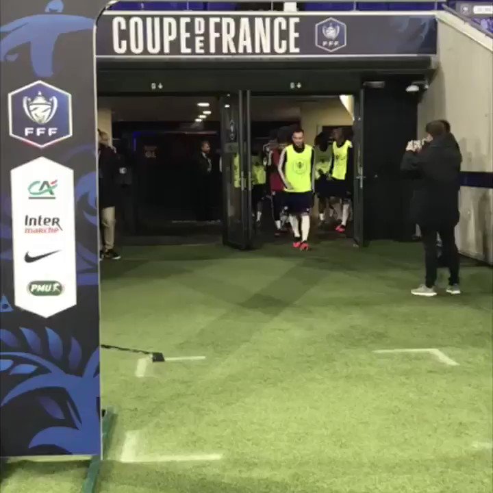 Les acteurs de cet #OLOM viennent de rentrer sur le terrain pour l’échauffement ! Coup d’envoi à 21h05 sur France 3 et Eurosport 2