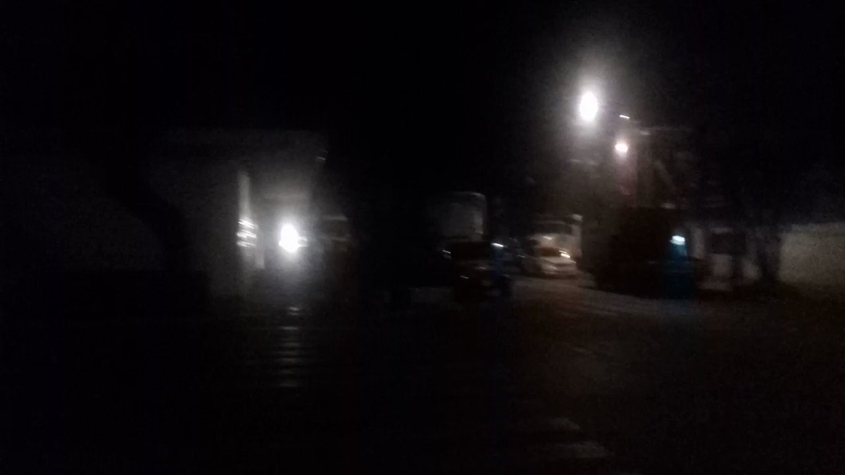 Son las 2:30 am y a la gente de @Claudiashein se le ocurre cambiar banquetas en Manzanillo y Chiapas @LaRomaDF despertando a los vecinos. @SSP_CDMX @UCS_GCDMX @AlcCuauhtemocMx El edificio al lado es Manzanillo 15, propiedad de #BartlettBienesRaices @CarlosLoret 😠