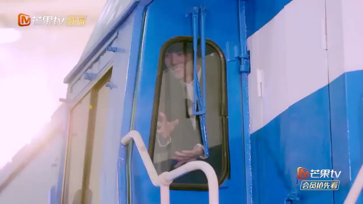 แมงโก้อะเนอะ เปิดตัวไม่ผิดหวังจริงๆ ค่ะ 5555555555 ไม่มูฟออนด้วย 😆"ผมรู้ว่าเพลงไหนเหมาะกับเขา" ท่าตอนเดินลงจากรถไฟอีก บันไดมันเล็กอะนะคะ แล้วตอนวิ่งด๊อกแด๊กๆ บนพรมแดงนี่อะไรกันคะ น้อนสามขวบมาก น่ารักอีกแล้วค่ะ