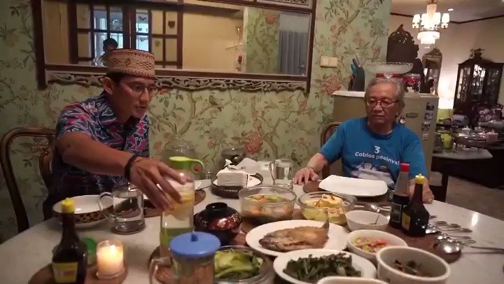 Habis sholat jum’at, makan dulu di rumah orang tua. Disiapkan makanan-makanan kesukaan saya, gabungan dari masakan ibu dan juga istri saya. Kalian jangan lupa makan siang ya. Kerja keras boleh tapi kesehatan tetap paling utama.