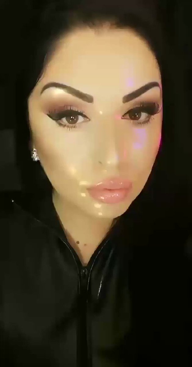 Model - Glossy Miss latex