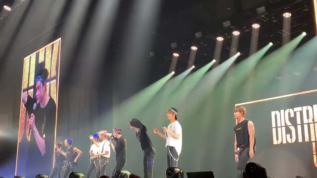 Attack #BangChan with best leader shout in San Jose. This time Seungmin in the building dancing along with the chant😆Chan again frustrated to stop Stays😂#StrayKids @Stray_Kids #스트레이키즈 #スキズ #방찬 #バンチャン#skzunlockinSJ
