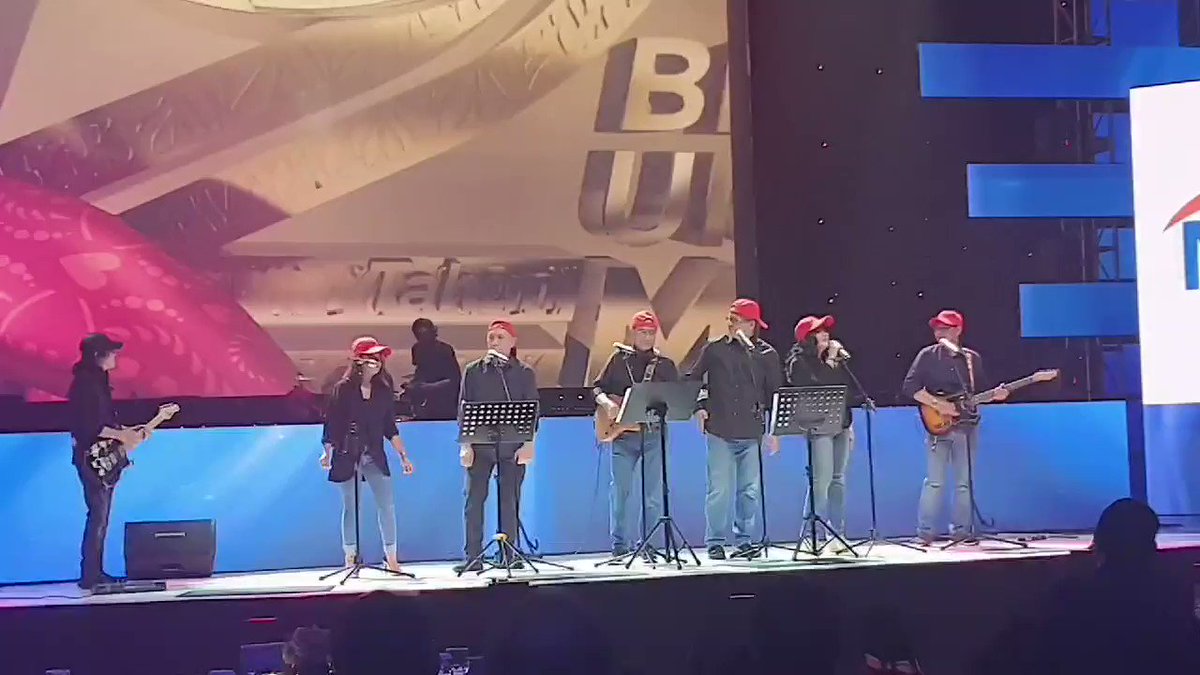 Penampilan Elek Yo Band yang terdiri dari Menteri Budi Karya, Teten Masduki, Edhy Prabowo di edisi spesial HUT 12 tahun tvOne Bersatu Untuk Maju.Ayo nonton sekarang di tvOne, live streaming cek di twitter live tvOneNews#BersatuUntukMaju#12TahuntvOne #HUTtvOne