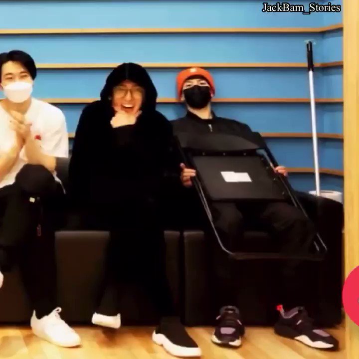 แจ็คแบมอยู่ด้วยกันคือมีความเป็นธรรมชาติสูงมาก ดูแล้วเพลินตาเพลินใจไปหมด~ ละน้องแบมคือวอแวพี่แจ็คสันเก่งอ่ะ ใจพี่นี่บางไปหมดดด~ 😭😭#JACKBAM