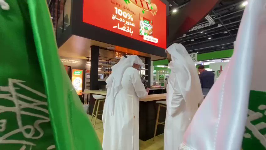 نائب حاكم دبي سمو الشيخ حمدان بن راشد يزور جناح #دواجن_الوطنية في معرض #Gulffood2020، بجانب عدد كبير من الزوار من مختلف الجنسيات اطلعوا على منتجات الوطنية الحلال جودة تُقدّم #بأيد_أمينة 👌