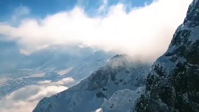 Fancy some heli-skiing? ⛷️ There's an incredible heli adventure waiting out there for you in #Pakistan 🇵🇰 #wintersports ❄️
