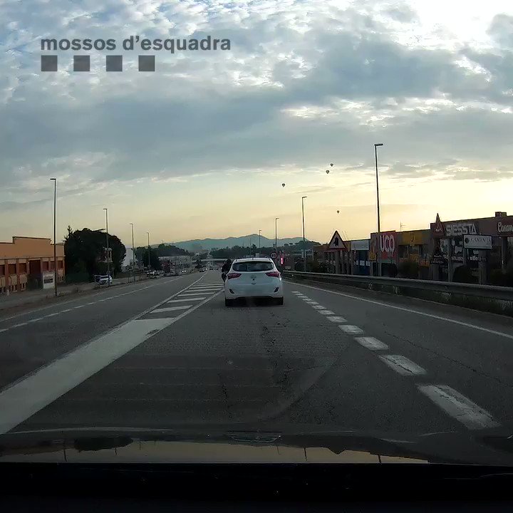 Tant se val que posis l'intermitent. Avançar per la dreta no és una opció. Si tens un vehicle més lent al davant tingues paciència i ja l'avançaràs on estigui permès #VolemQueTornis