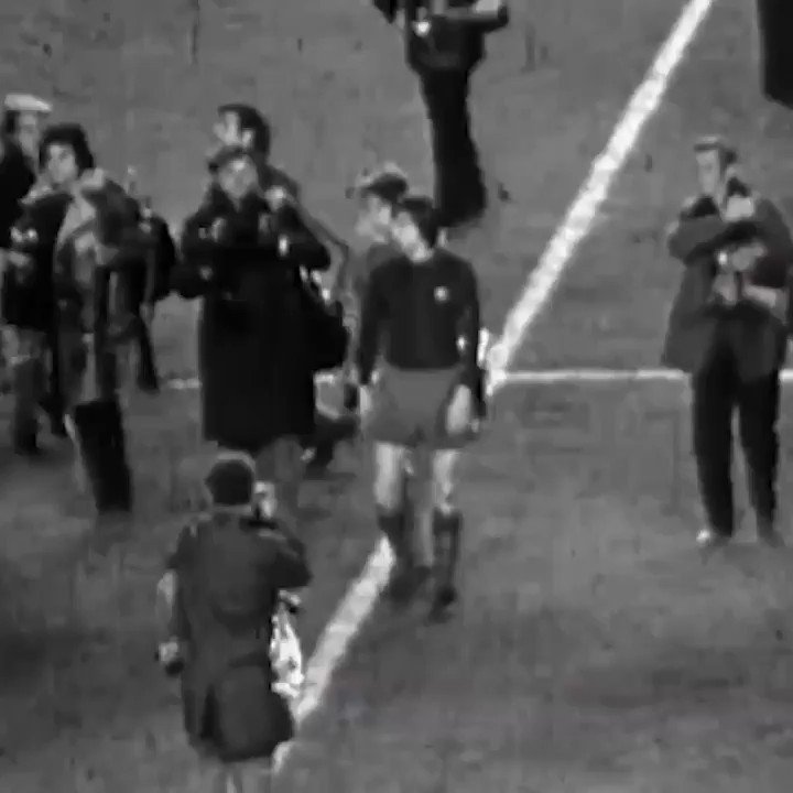 🔙 On this day in 1974, Johan played his 1st #ElClásico!
Johan scored the 2nd goal of a match which ended with a 0-5 victory for @FCBarcelona at Santiago Bernabéu stadium! 🔵🔴
The Blaugrana ended up winning La Liga for the first time since 1960,
1⃣4⃣ years later. #CruyffLegacy