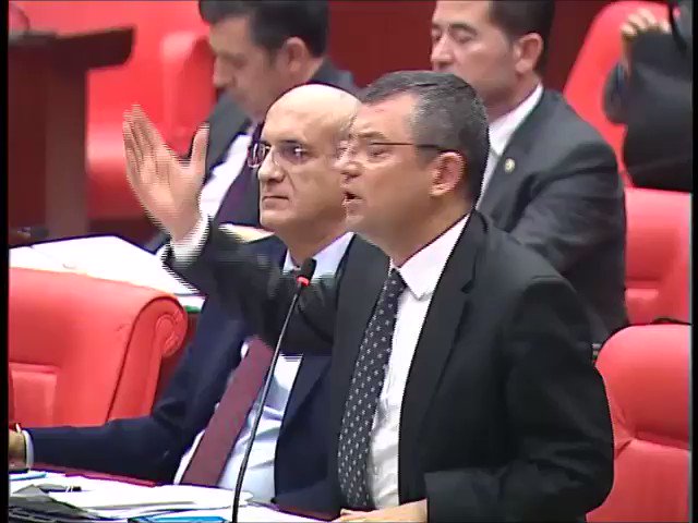 Özgür Özel (@eczozgurozel) on Twitter photo 2020-02-17 15:04:06 Hırsızlık var ama vesayetle mücadele ettik. Yolsuzluk var ama darbelere direndik diyorsunuz. Siz yolsuzluk, yasaklar ve yoksullukla mücadele için geldiniz, 3Y; gidiyorsunuz, 3ü de duruyor. Gelen hükümet bir de 4üncü Yyle, yüzsüzlükle mücadele etmek zorunda kalacak. Hırsızlık var ama vesayetle mücadele ettik. Yolsuzluk var ama darbelere direndik diyorsunuz. Siz yolsuzluk, yasaklar ve yoksullukla mücadele için geldiniz, 3Y; gidiyorsunuz, 3ü de duruyor. Gelen hükümet bir de 4üncü Yyle, yüzsüzlükle mücadele etmek zorunda kalacak.