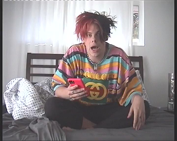 YUNGBLUD (@yungblud) on Twitter photo 17/02/2020 18:36:55 plz paint me blue ... π€π€π€ plz paint me blue ... π€π€π€