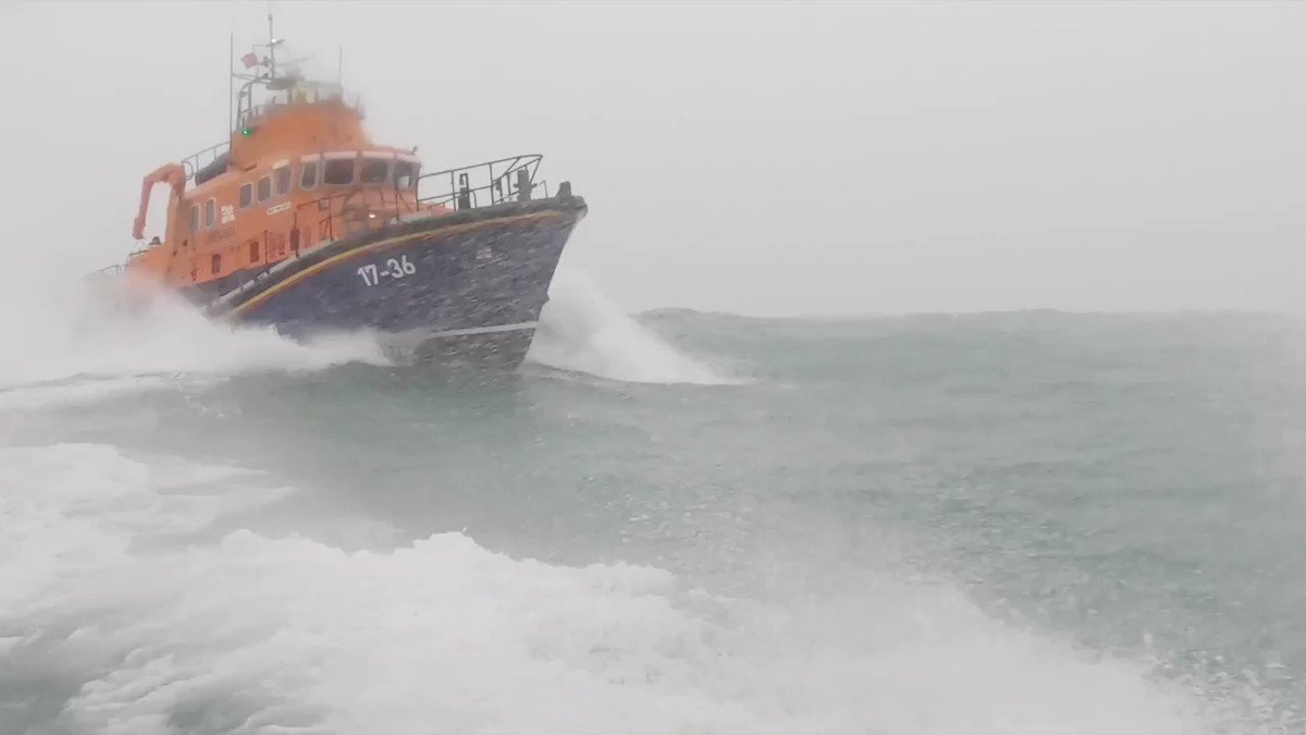 Sunday morning @RNLI training with a pod of dolphins chasing the bow wave of the Ivan Ellen lifeboat💙🐬 One to share @BBCSpotlight @itvwestcountry @BDMLR #dolphinangels #RT4Penlee