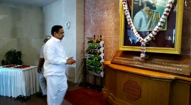 राष्ट्रवादी काँग्रेस पार्टीचे प्रदेशाध्यक्ष व राज्याचे जलसंपदा मंत्री मा. @Jayant_R_Patil यांनी आज शिवजयंती निमित्त मंत्रालयातील छत्रपती शिवाजी महाराजांच्या तैलचित्रास पुष्पहार अर्पण करून अभिवादन केले. यावेळी त्यांनी राजमाता जिजाऊ यांच्या प्रतिमेसही पुष्पहार अर्पण करून वंदन केले.
