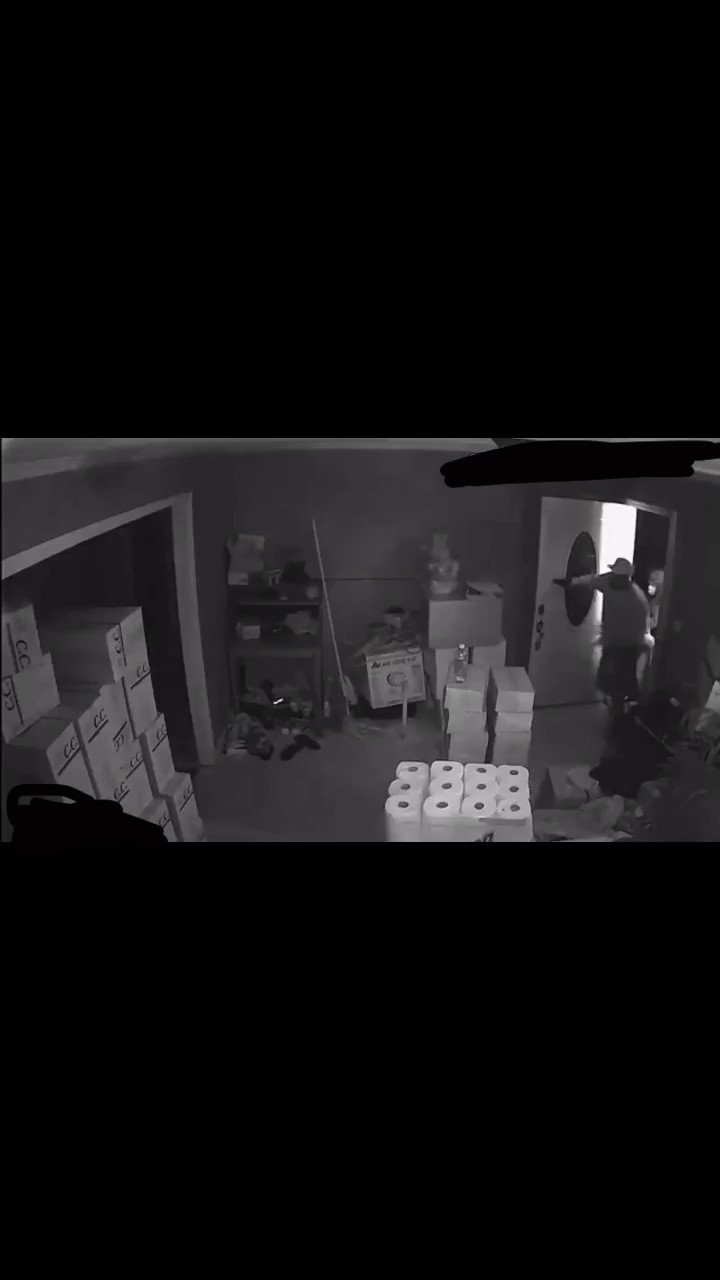 Salem on Twitter: "RIP pop smoke 😓 footage released this morning by TMZ show shocking moment 3 armed robbers rushed through his back door😞🙏🏻 #rip #popsmoke Twitter