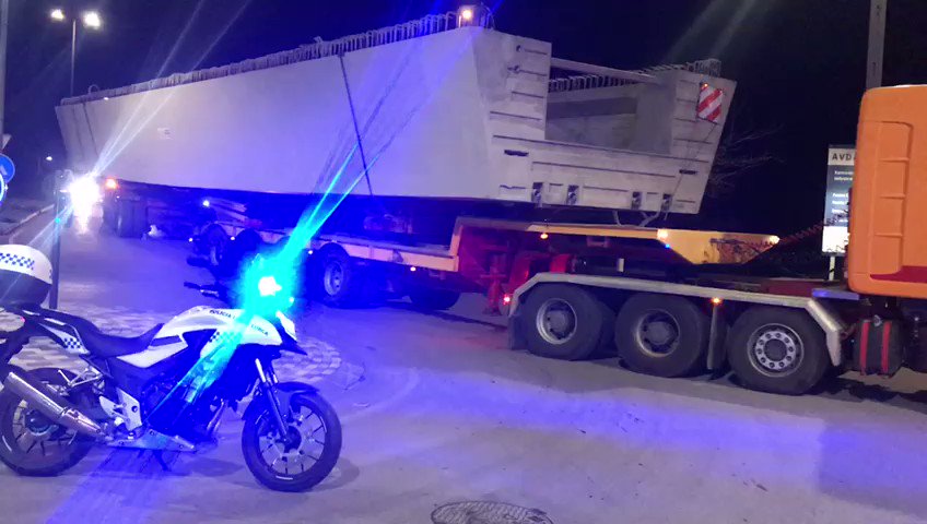👌🏻 Finaliza el servicio especial realizado por Policía Local de #Lorca para el traslado y acompañamiento de los vehículos que han transportado la primera de la vigas del nuevo puente sobre el río Guadalentín. Todo ha salido según lo previsto. https://twitter.com/aytolorca/status/1229833152656543744?s=21 …
