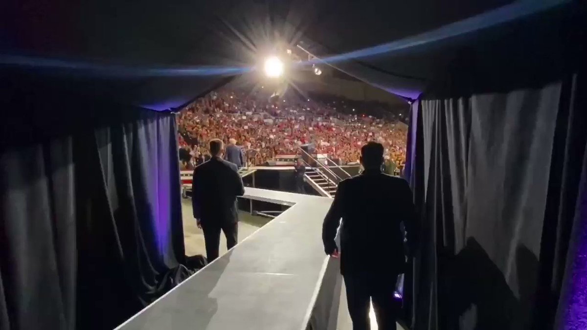 🚨HAPPENING NOW🚨
Another MASSIVE turnout for a #TrumpRally in Phoenix, Arizona.
#TrumpRallyPhoenix #KAG2020🇺🇸