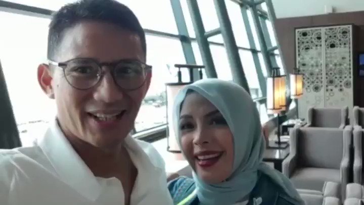 Guys... hari ini papa & mama mau ke Kuala Lumpur, Malaysia, mau menghadiri acara pernikahan putri dari Menteri Besar Kedah. Yaa hitung-hitung sekalian pacaran berdua. Sudah ditegur sama mama kok isi socmednya sama emak-emak lagi... sama emak-emak lagi 😁