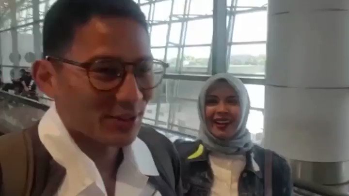 Tiba di Kuala Lumpur. Airportnya terlihat cukup sepi. Bisa jadi ini karena pengaruh dari virus corona. Insya Allah ini tidak mengganggu Indonesia, karena pastinya akan menganggu ekonomi kita.