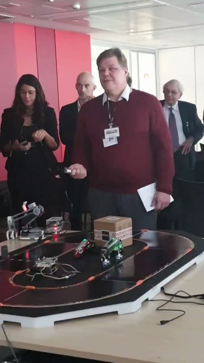 Bella demo sullo smart manufacturing di #Oracle - il collega spiega come il sistema supportato da #AI e #ML permette l'auto-diagnosi e la manutenzione preventiva (ad es. rilevando l'aumento della temperatura, come fa ora con il partecipante che si presta simpaticamente) #scm