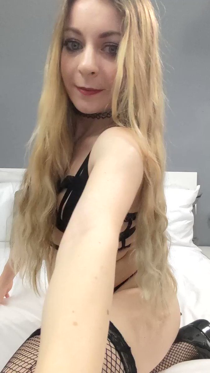 Model - Luna Riva sexy